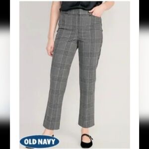 🎉 5/$15 | OLD NAVY | Black and Gray Plaid Straight Leg Pixie Pants